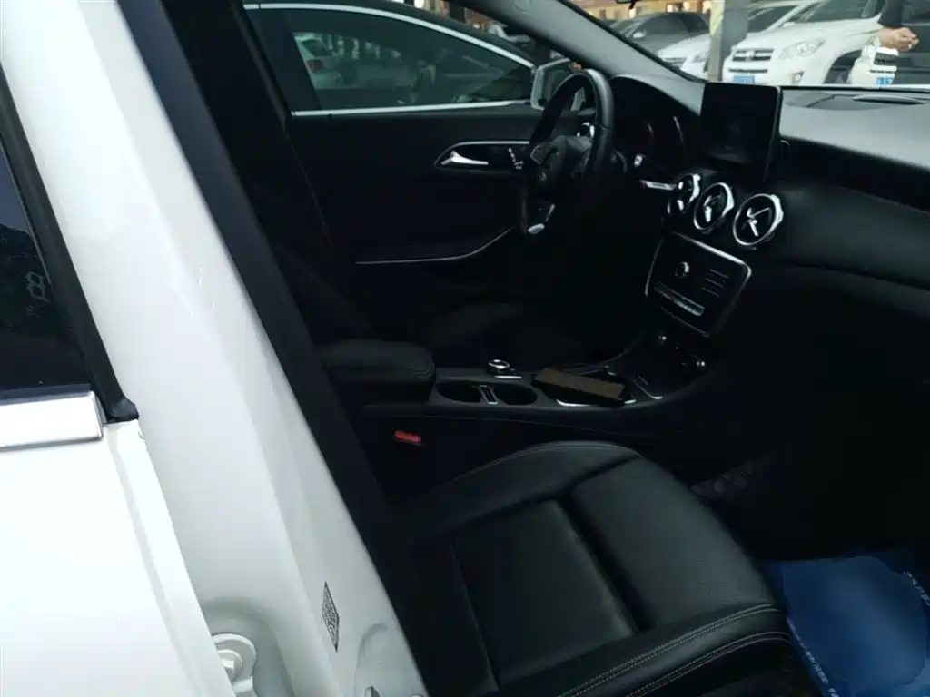 Mercedes-Benz GLA 2017 GLA 200 Dynamic фото 25