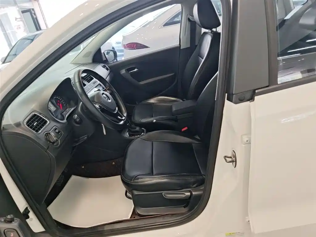 Volkswagen Polo 2016 1.6L Automatic Comfort фото 15