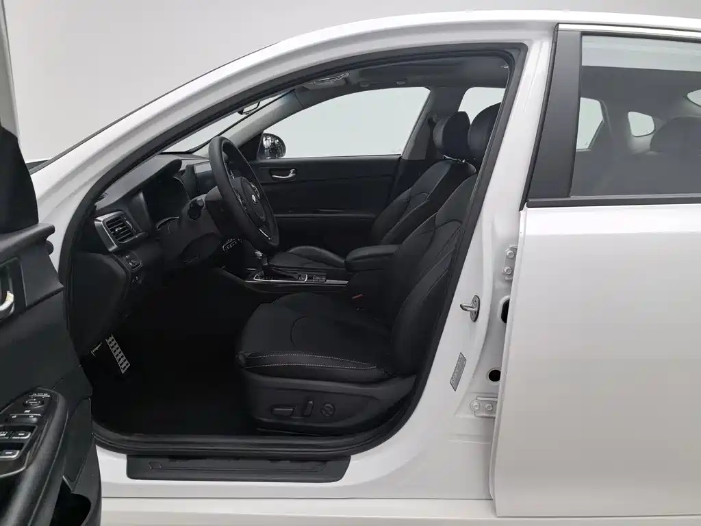 Photo 10 - Kia K5