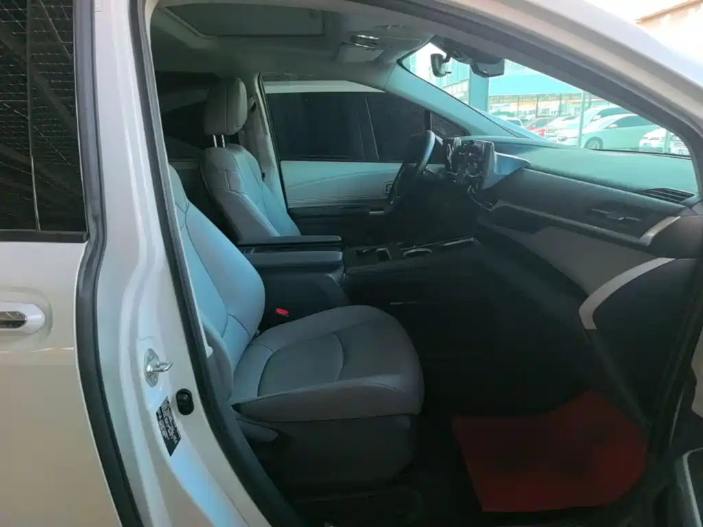Фото 25 - Toyota Granvia