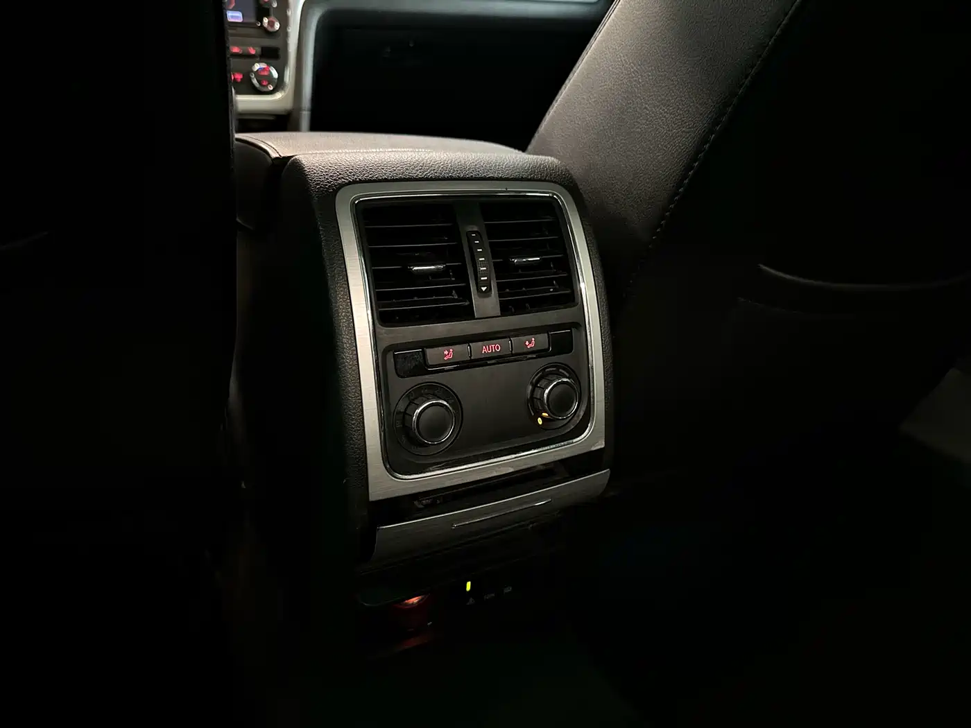 Volkswagen Passat 2014 1.8TSI DSG Executive Edition фото 16