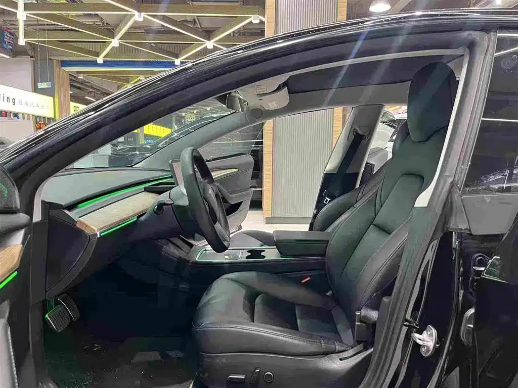 Фото 3 - Tesla Model 3
