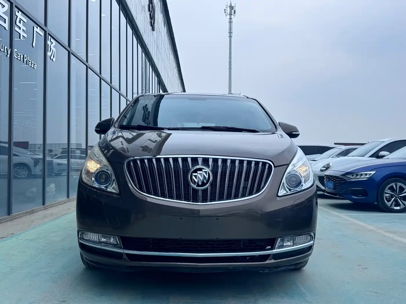 Photo 2 - Buick GL8
