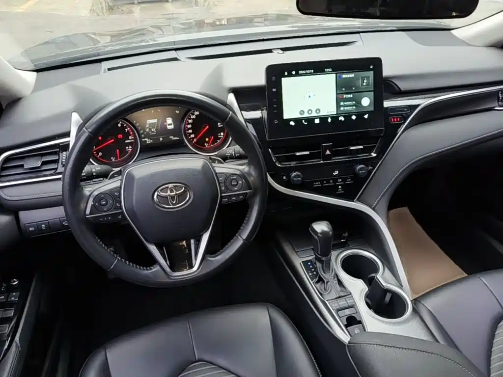 Фото 10 - Toyota Camry
