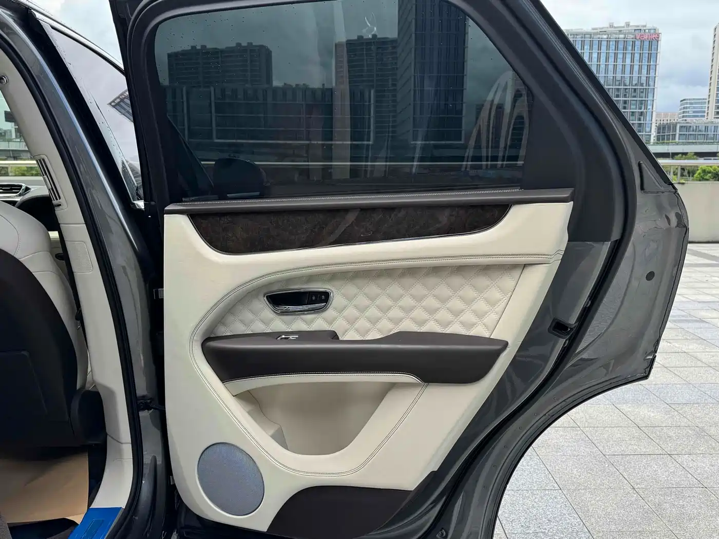 BENTLEY TIMYUE PLUG IN HYBRID