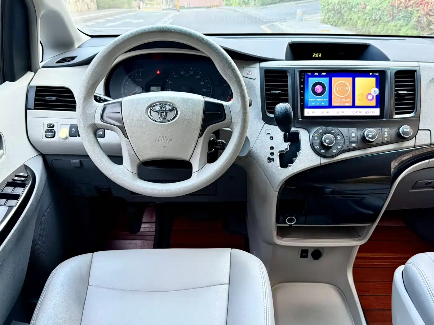 Toyota Sienna 2015 3.5L 2WD LE фото 6