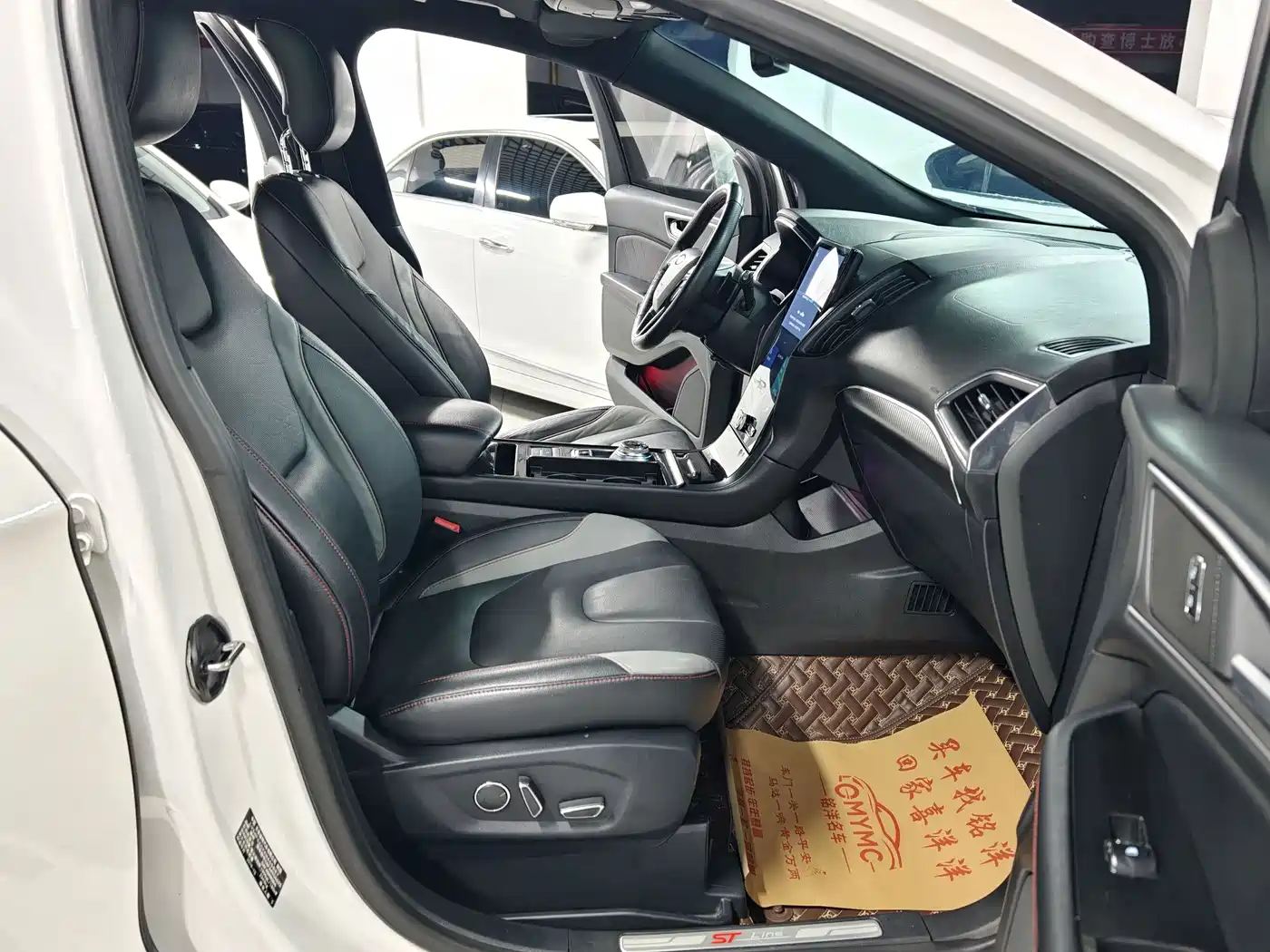 Photo 8 - Ford Edge