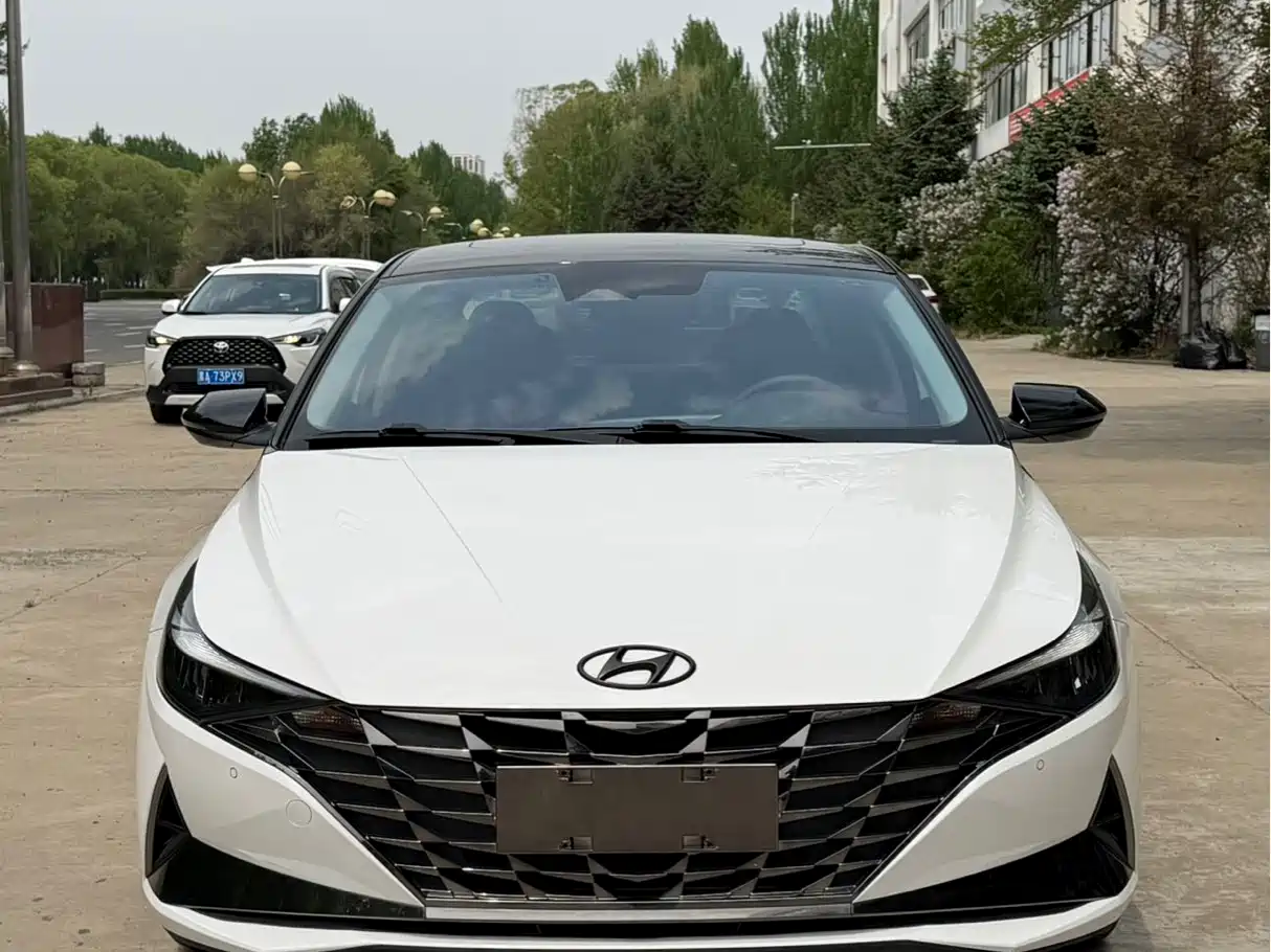 Hyundai Elantra 2022 1.5L CVT LUX Premium Edition фото 2