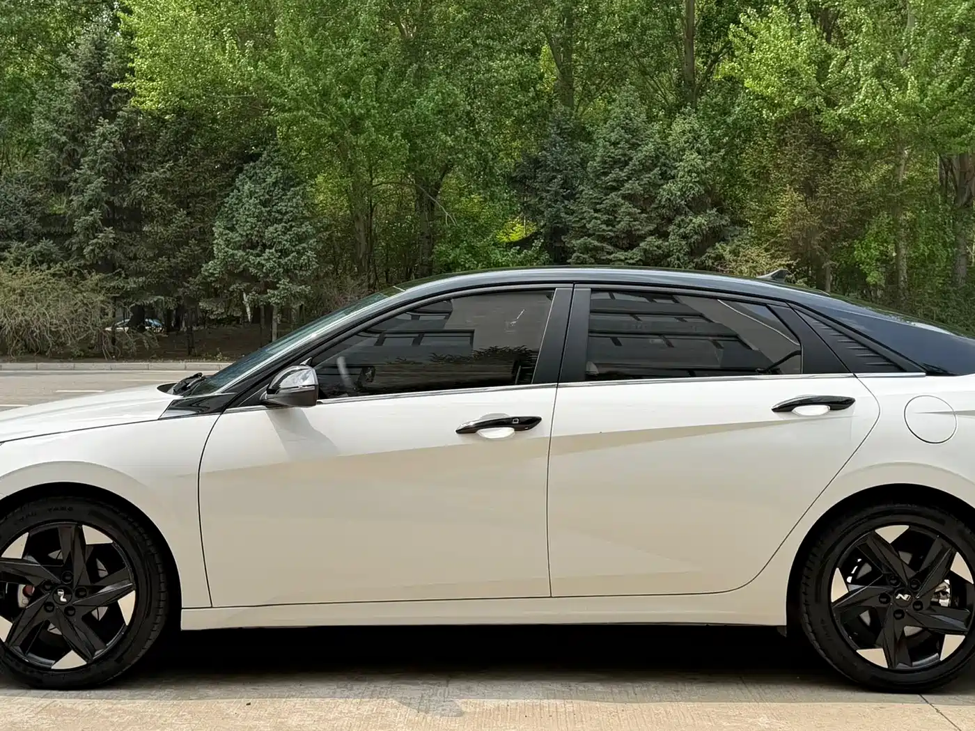 Hyundai Elantra 2022 1.5L CVT LUX Premium Edition фото 8