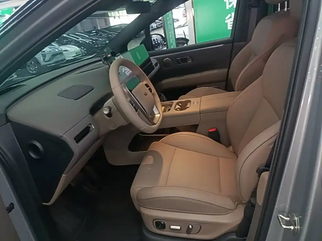 Фото 15 - Li Auto i6