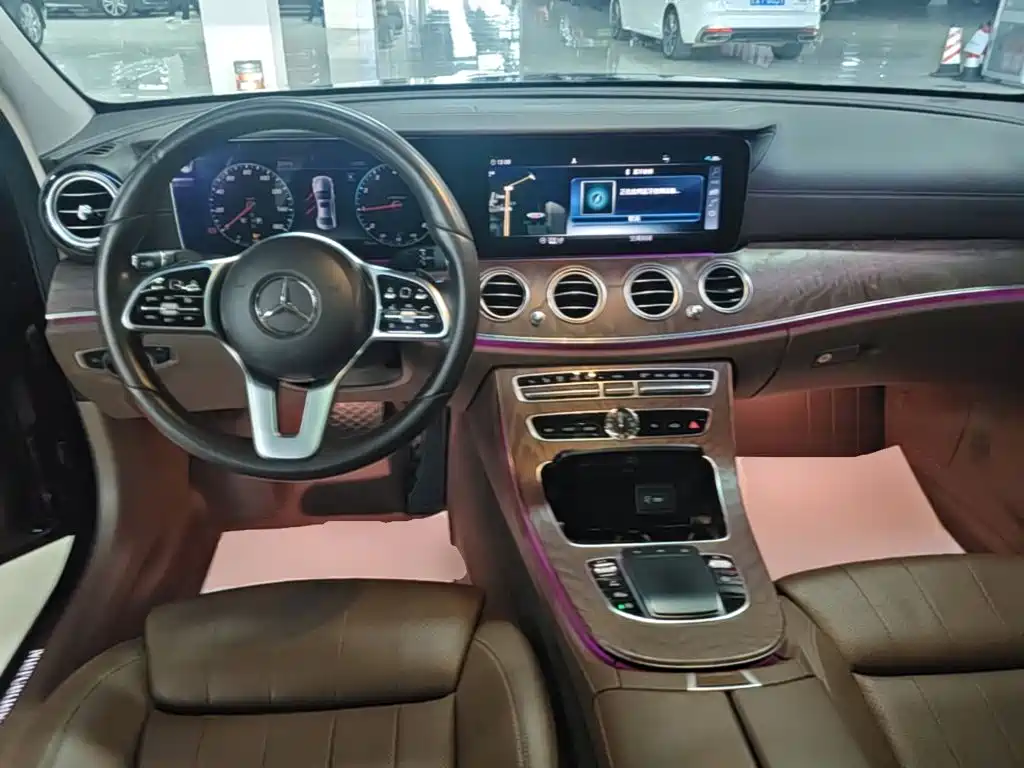 Фото 10 - Mercedes-Benz E-Class
