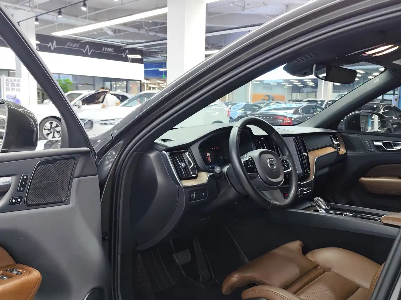 Фото 4 - Volvo XC60