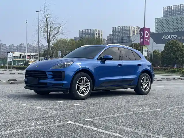 PORSCHE MACAN