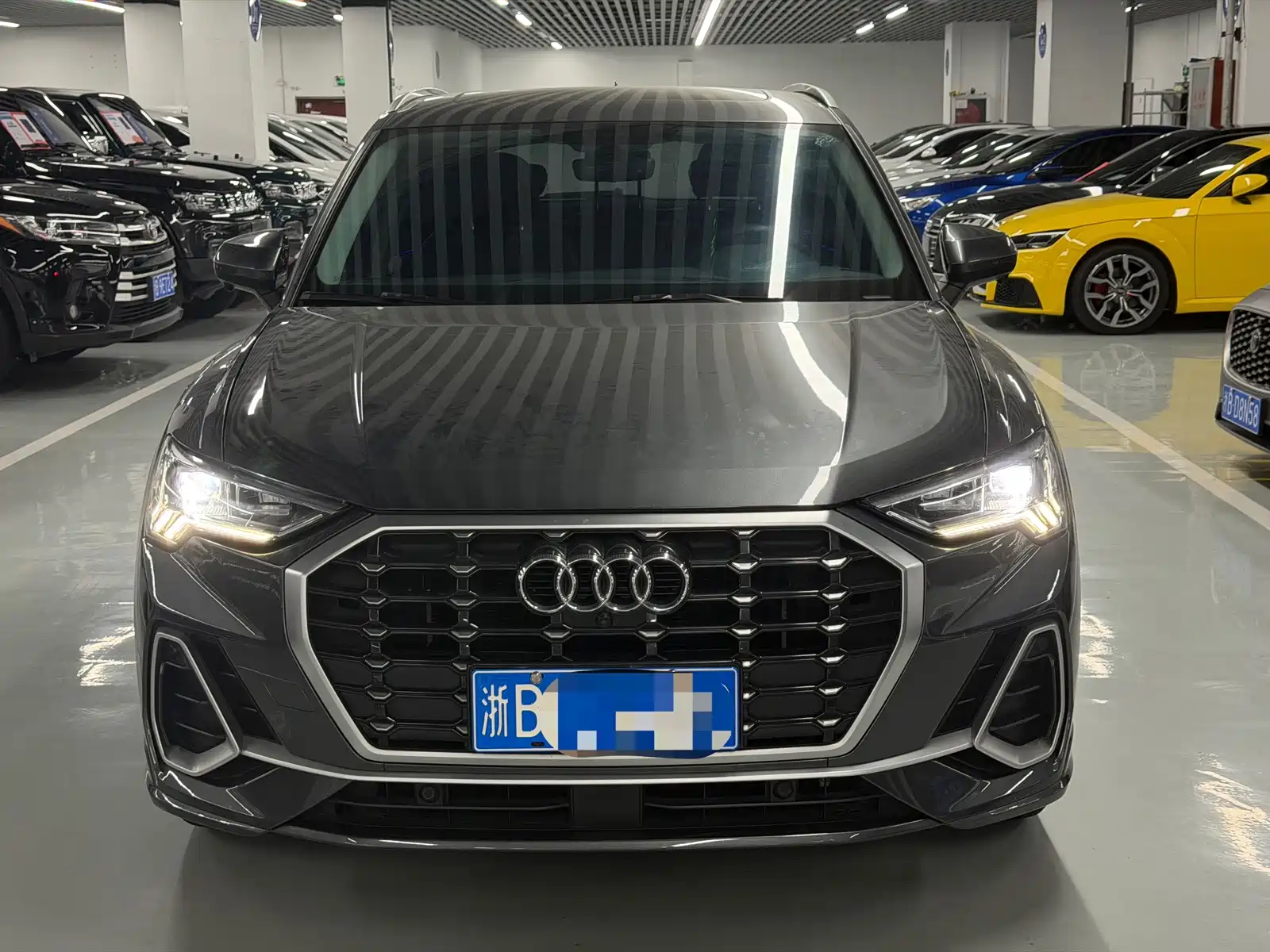 Photo 2 - Audi Q3