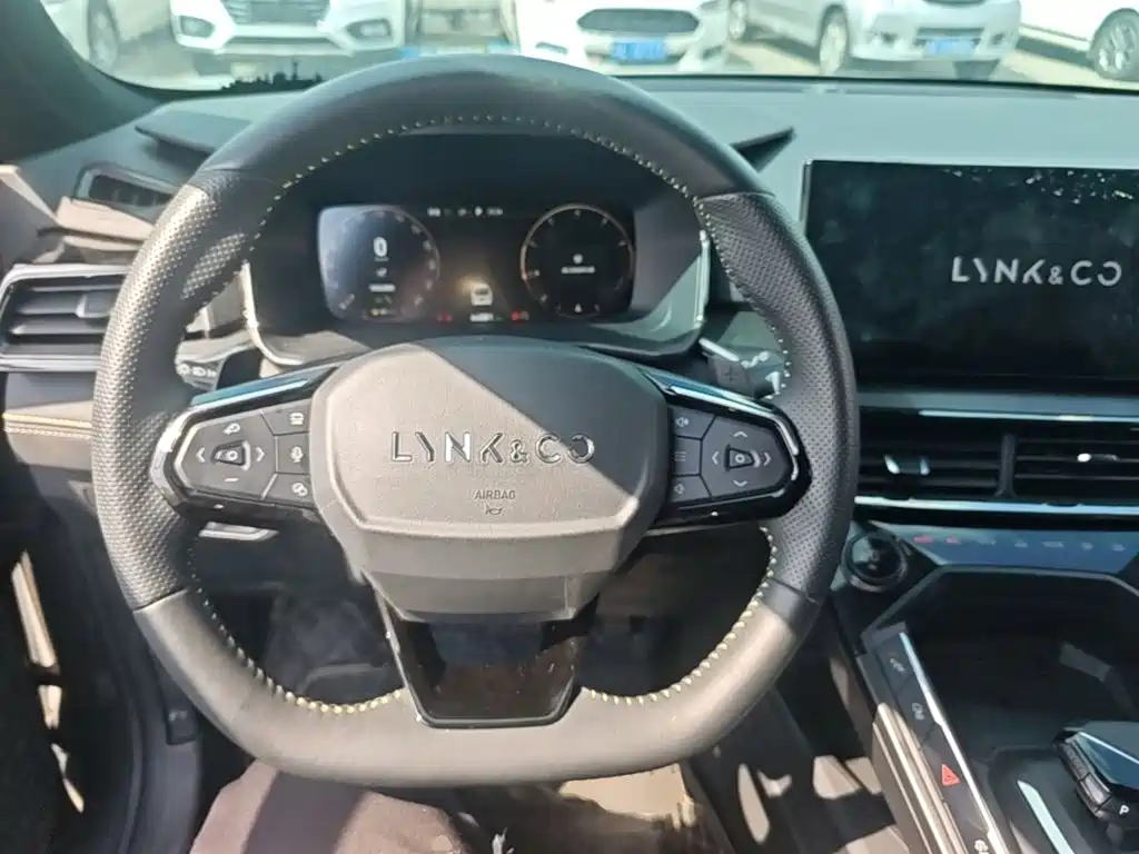 Photo 11 - Lynk & Co 06