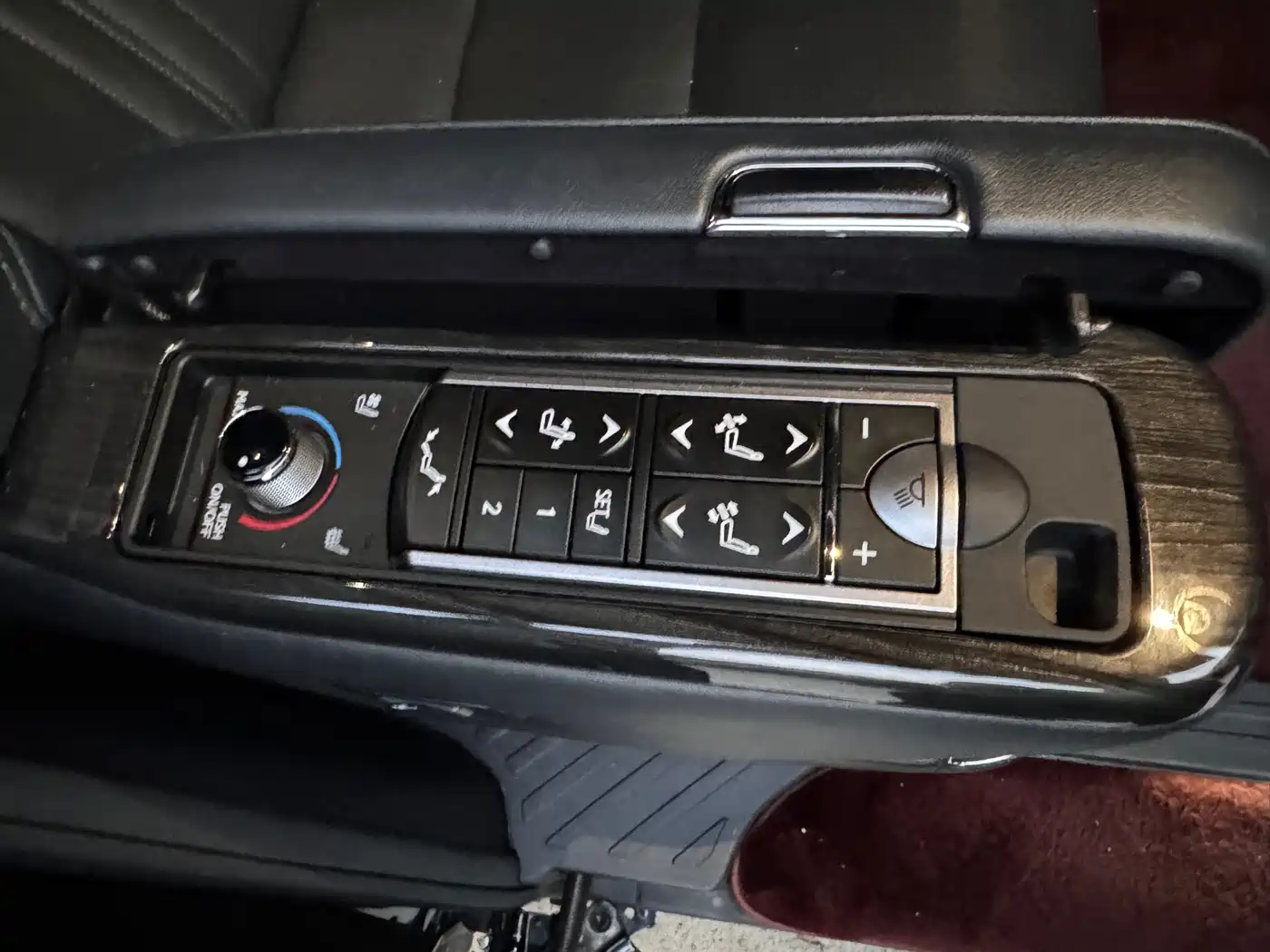 Lexus LM 2020 300h Seven-Seater Elegance Edition фото 8