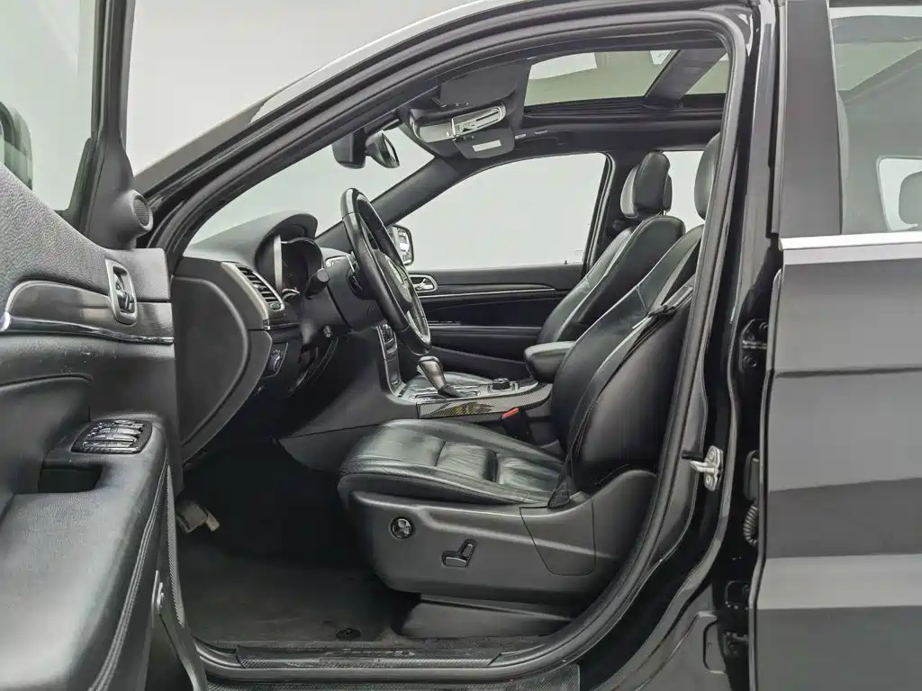 Фото 10 - Jeep Grand Cherokee (Import)