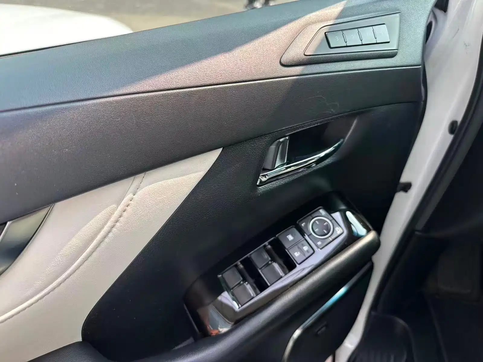 Фото 3 - Lexus LM