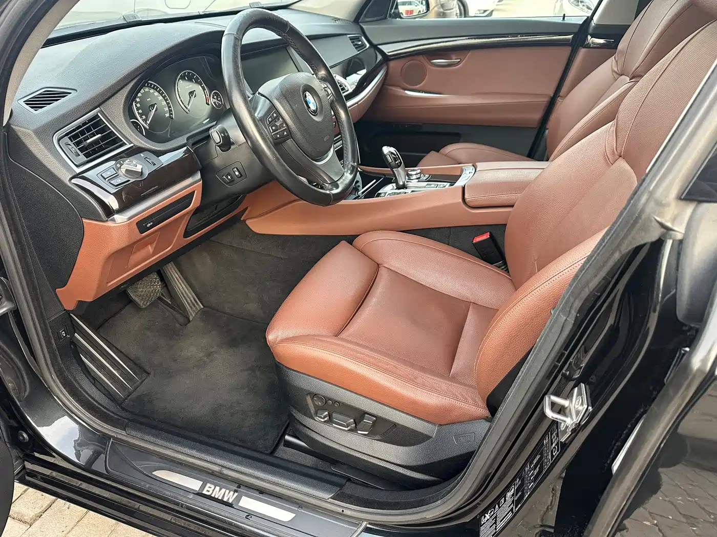 BMW 5 Series GT 2011 535i xDrive Luxury Model фото 4