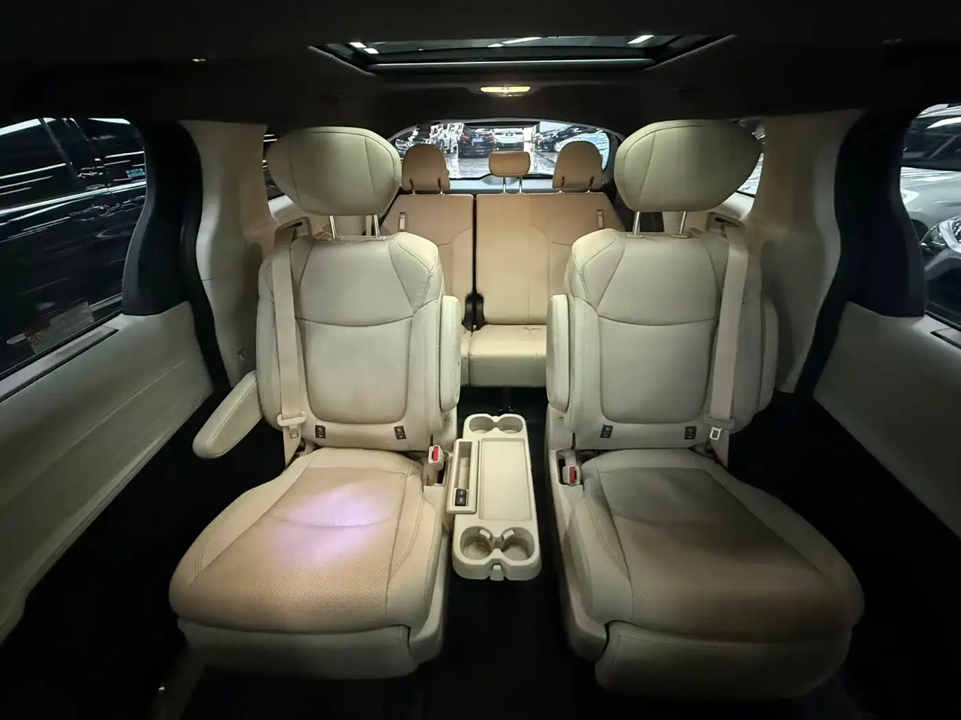 Toyota Sienna 2021 2.5L Hybrid Ultimate Edition фото 6