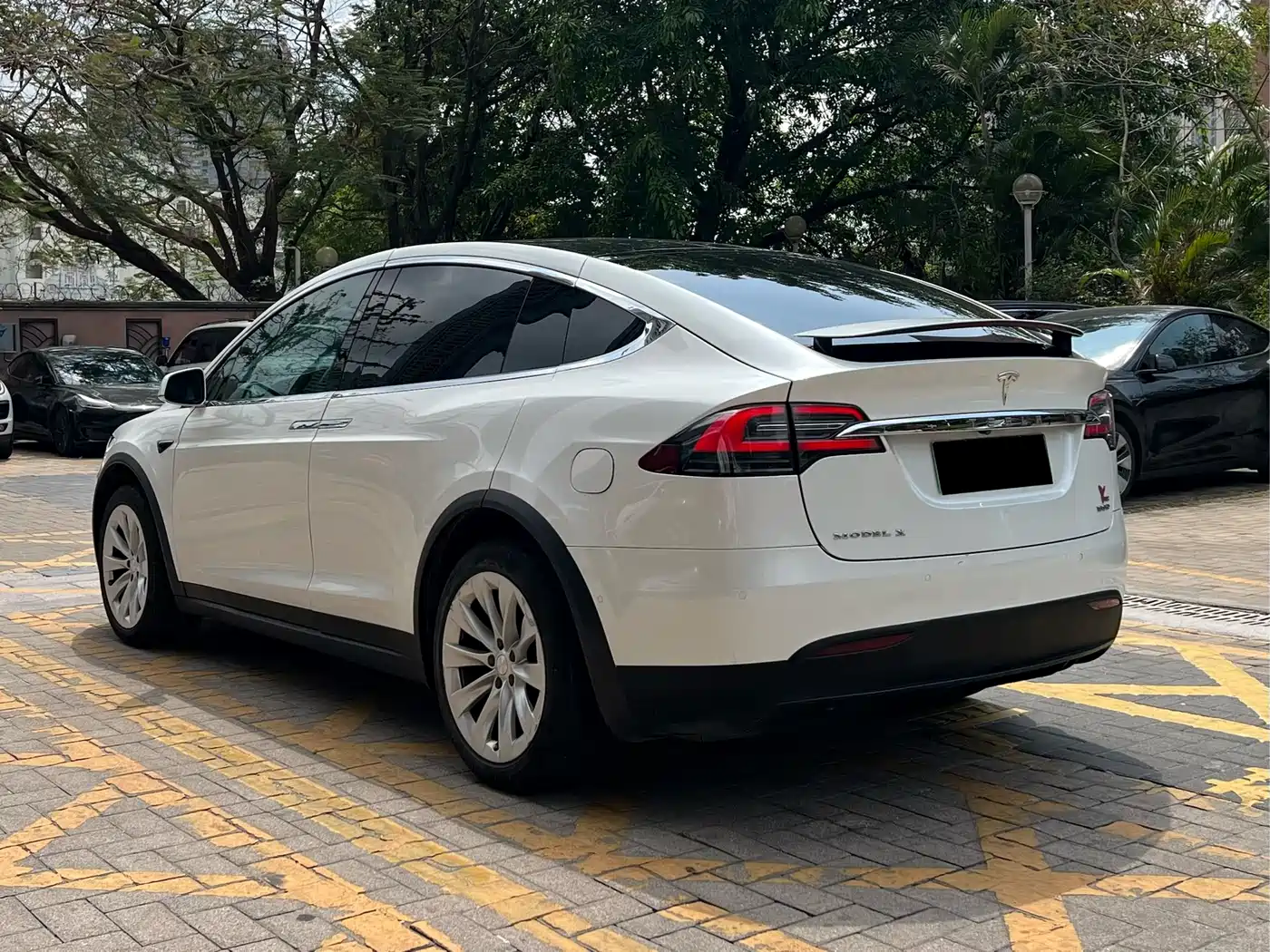 TESLA MODEL X