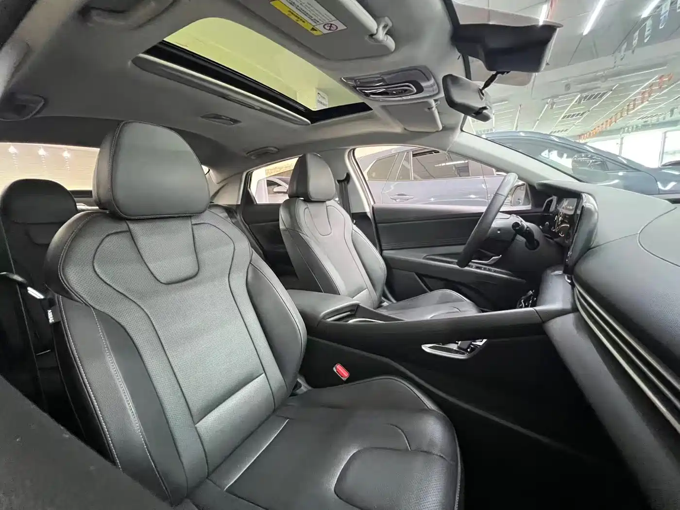 Hyundai Elantra 2022 1.5L CVT LUX Premium Edition фото 12