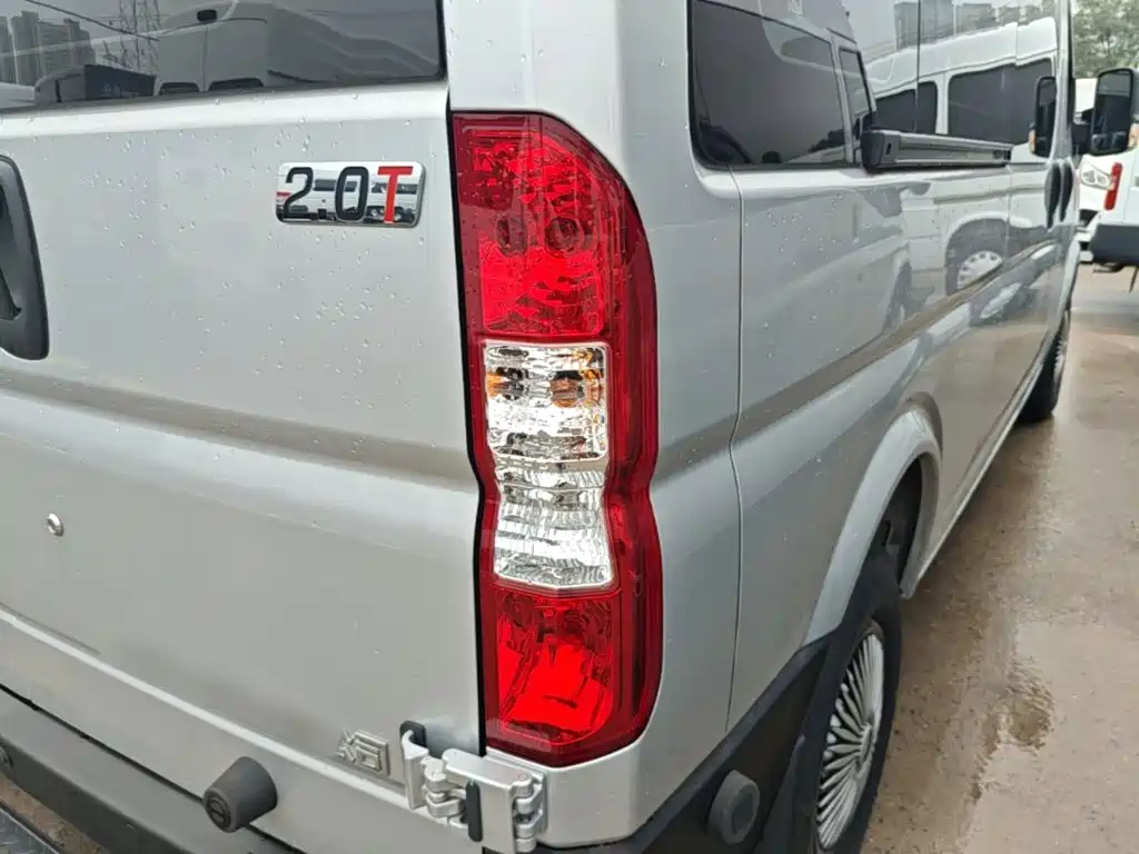 Dongfeng Yufeng Yufeng 2026 2023 V9+ 2.0T Manual FWD Multi-purpose Medium Wheelbase Medium Roof 7/8/9 Seater