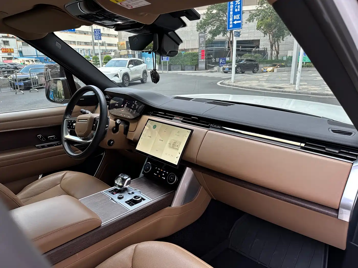 Land Rover Range Rover 2023 3.0 L6 400PS Golden Age 7-Seater Long Wheelbase фото 16