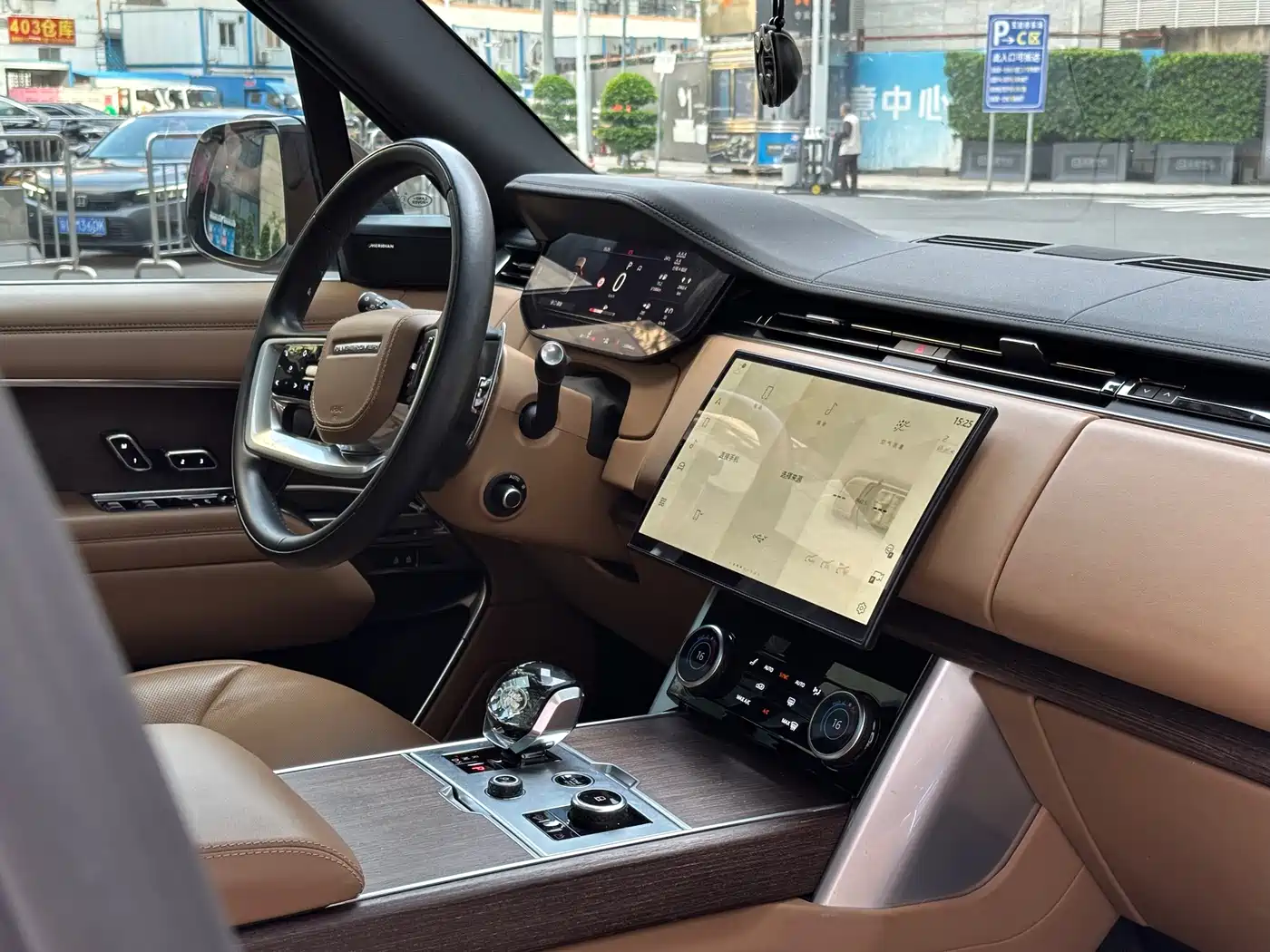 Land Rover Range Rover 2023 3.0 L6 400PS Golden Age 7-Seater Long Wheelbase фото 11