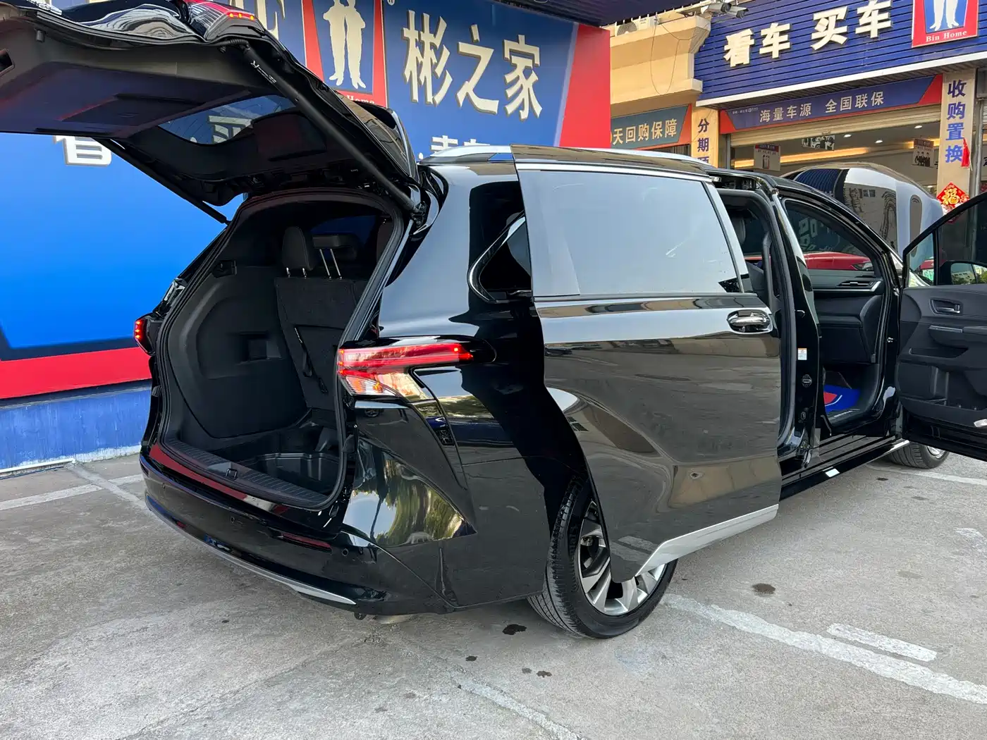 Toyota Sienna 2023 2.5L Hybrid Platinum Edition фото 13