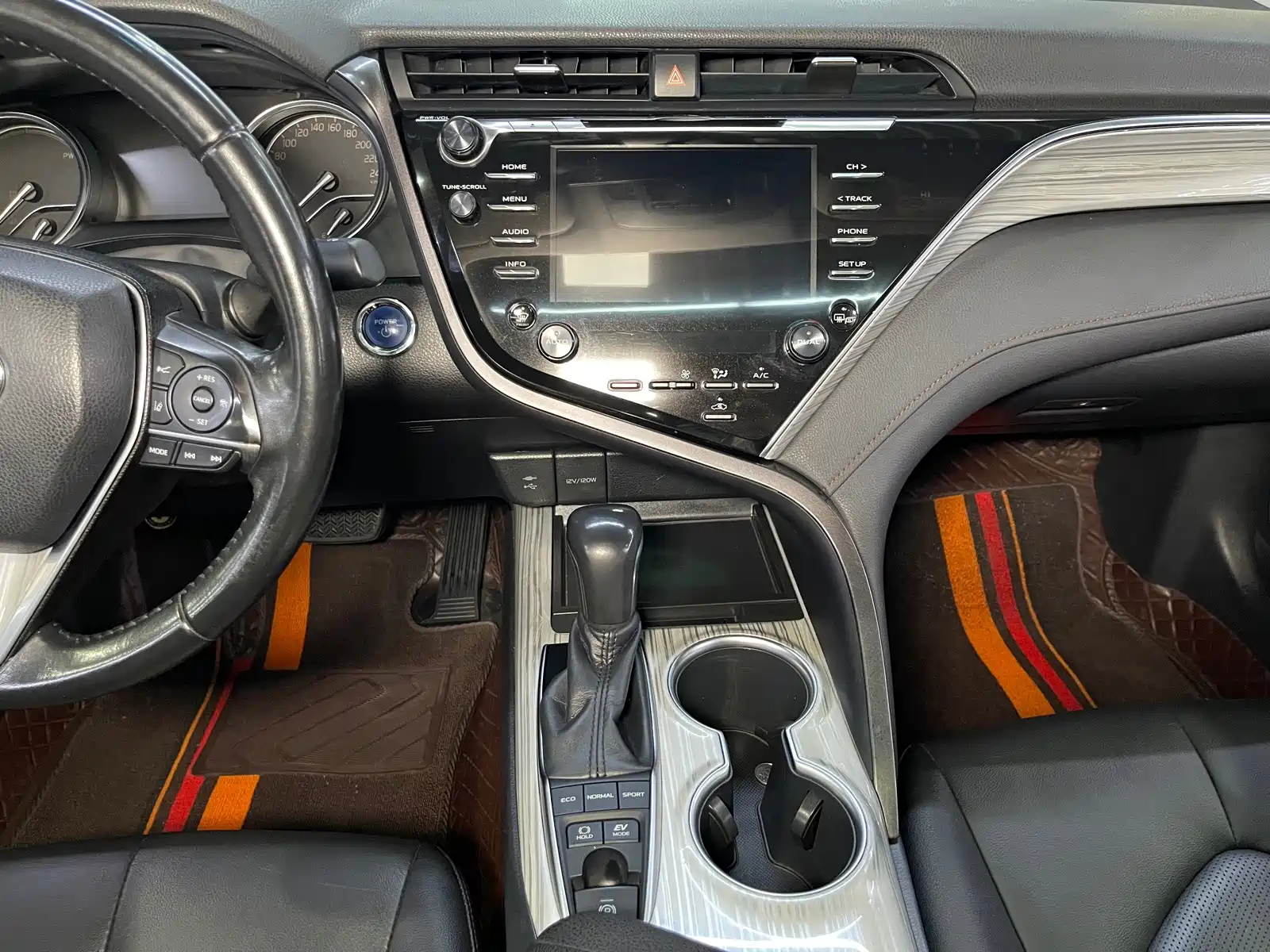 Фото 14 - Toyota Camry