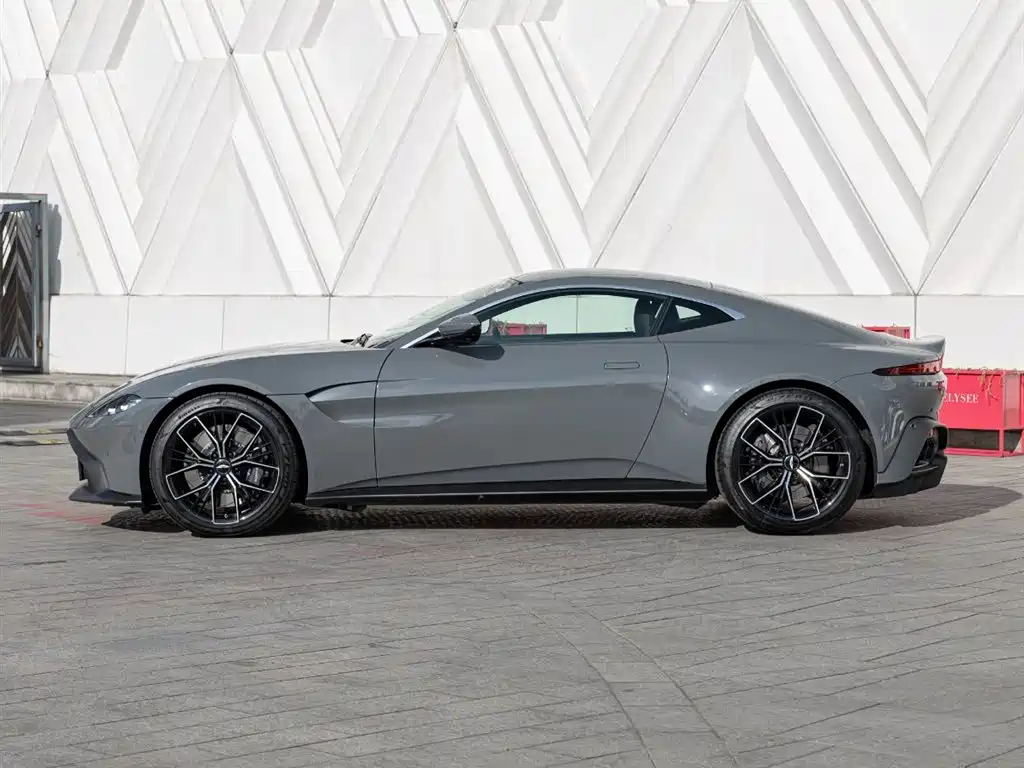 ASTON MARTIN V8 VANTAGE