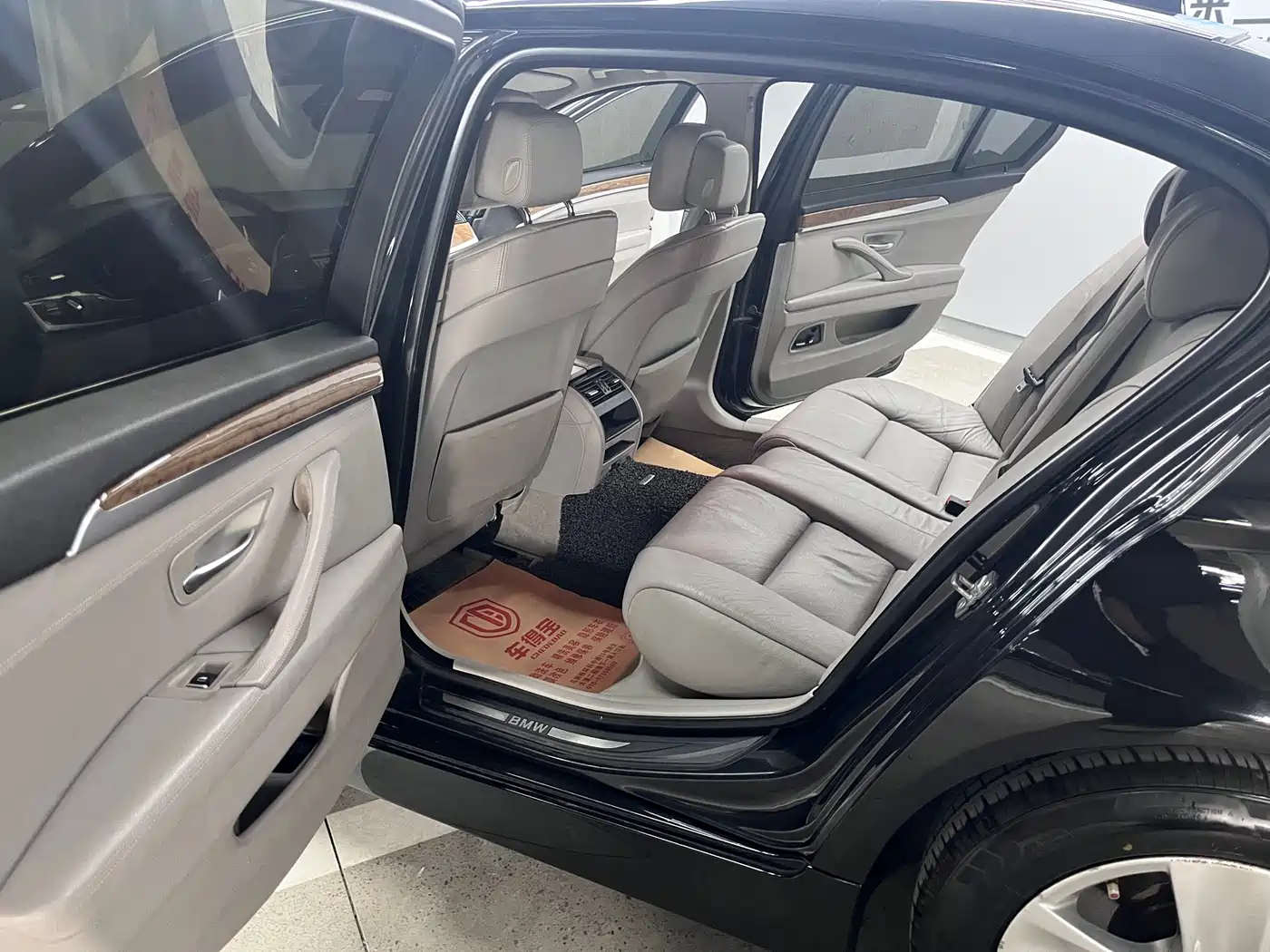 BMW 5 Series 2011 528Li Leading фото 3