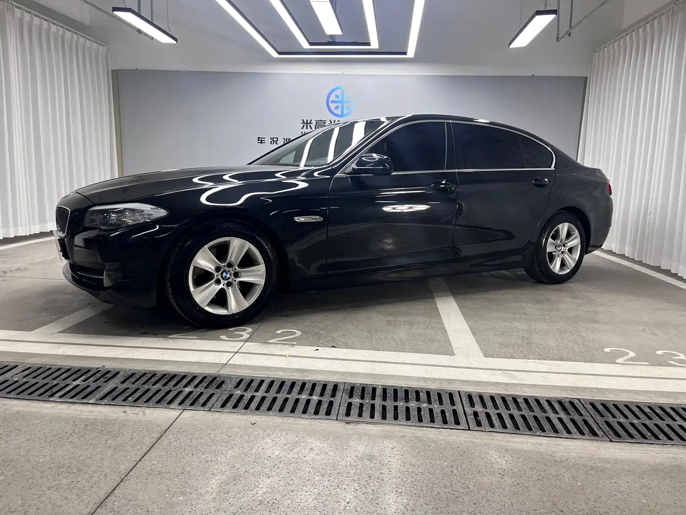 BMW 5 Series 2011 528Li Leading фото 6