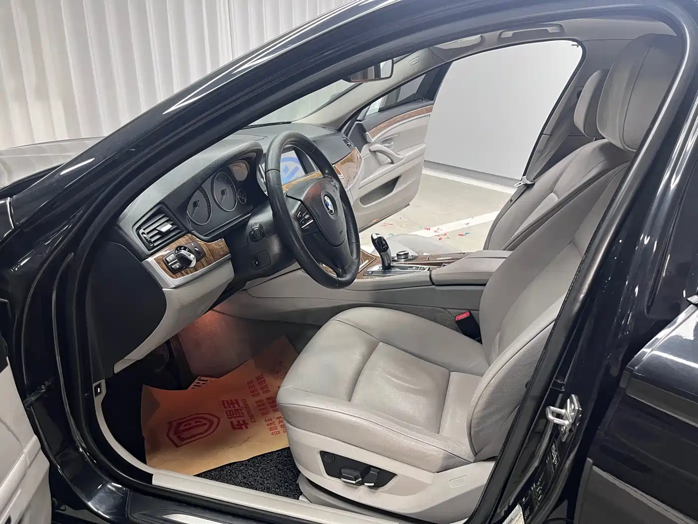 BMW 5 Series 2011 528Li Leading фото 8