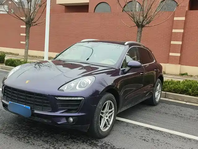 PORSCHE MACAN