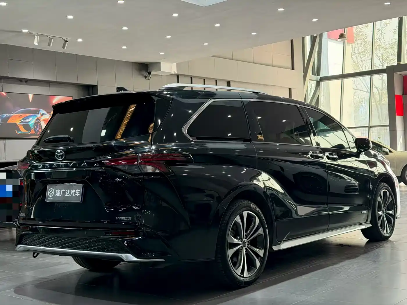 Toyota Granvia 2023 2.5L Hybrid VIP Edition фото 3