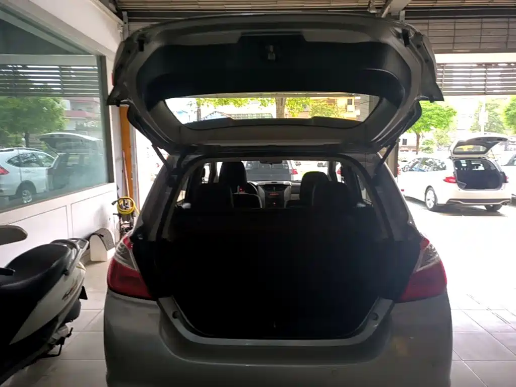 Venucia R50 2014 2014 1.6L Automatic Exciting Edition