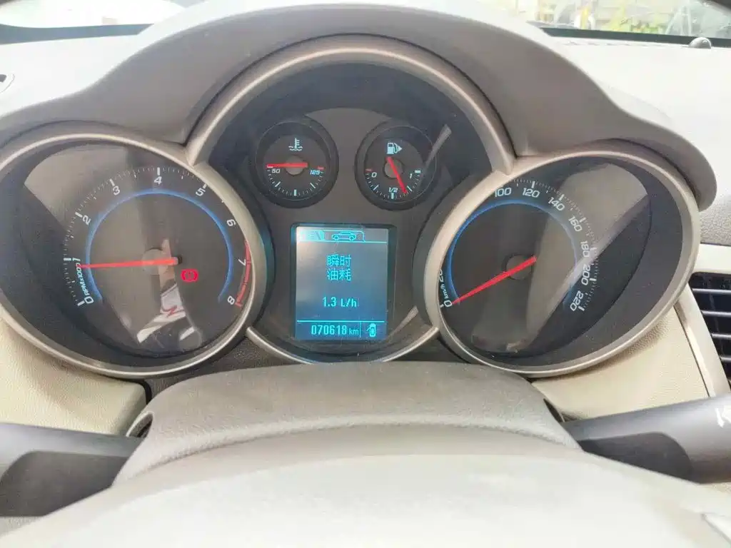 Фото 4 - Chevrolet Cruze