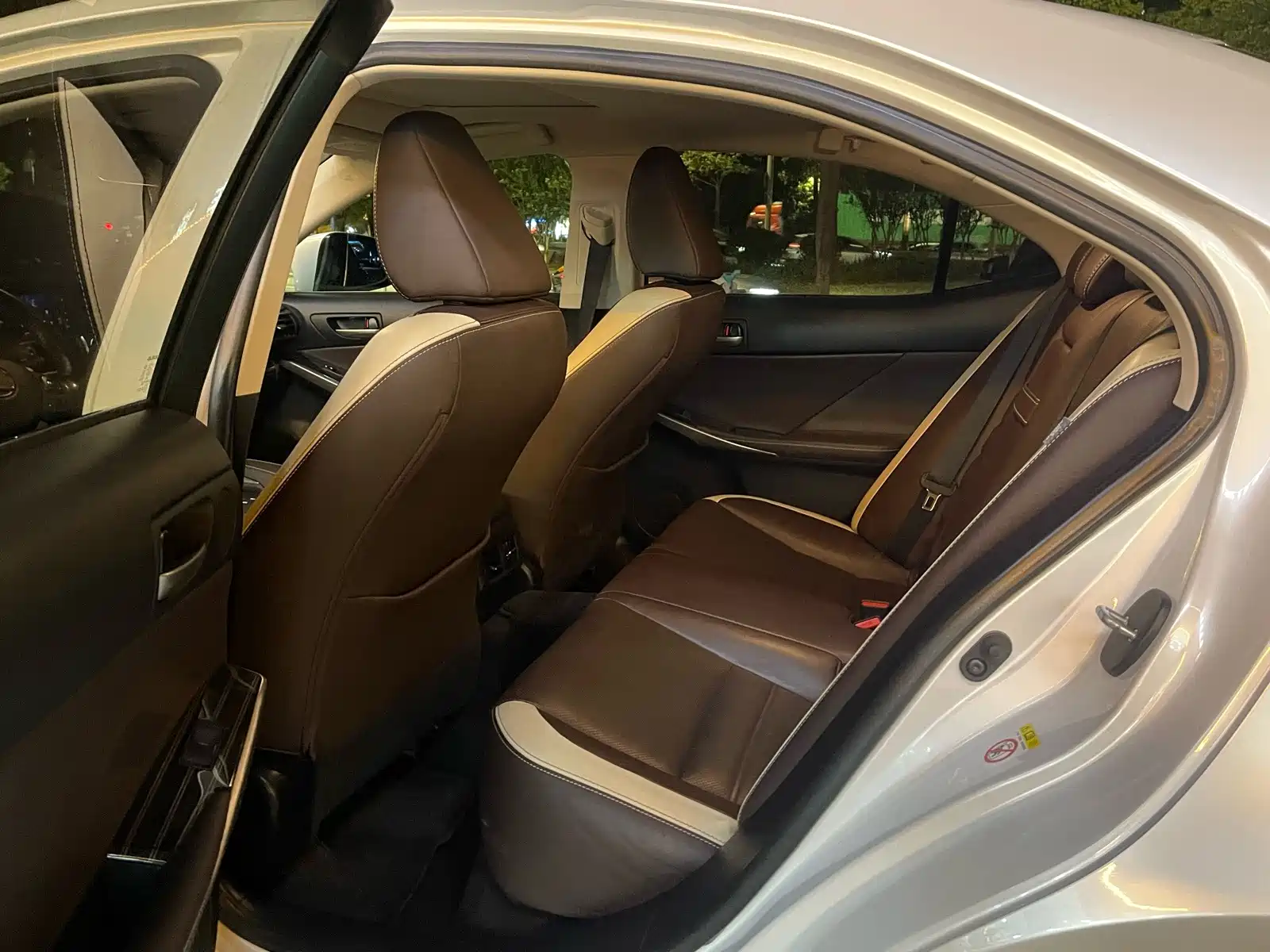 Photo 11 - Lexus IS