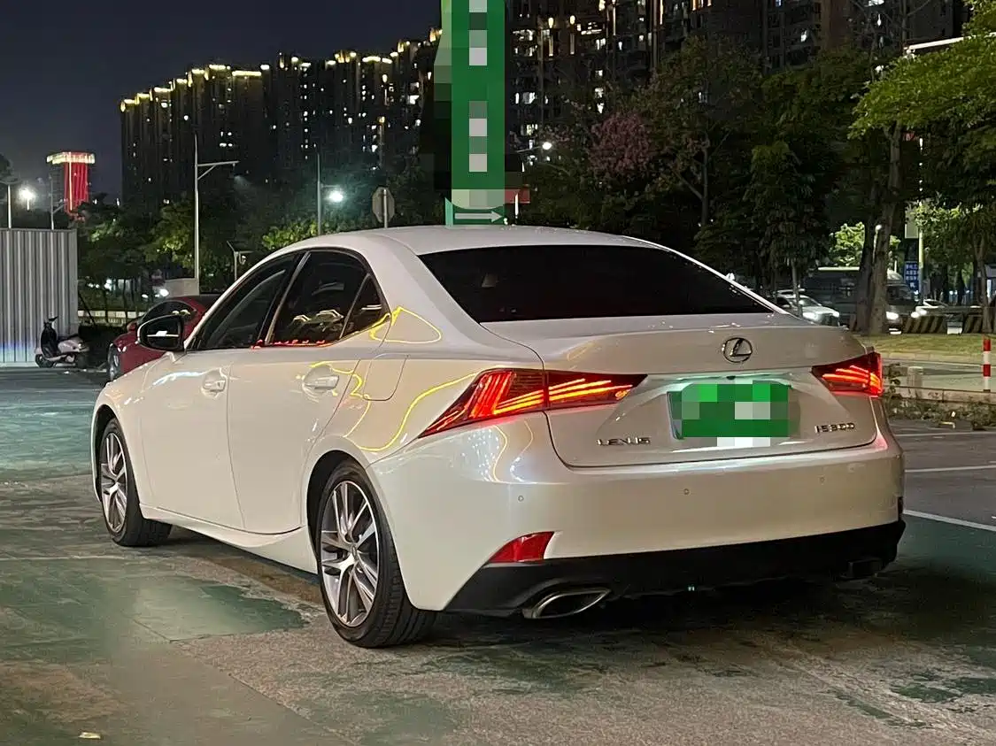 Photo 5 - Lexus IS