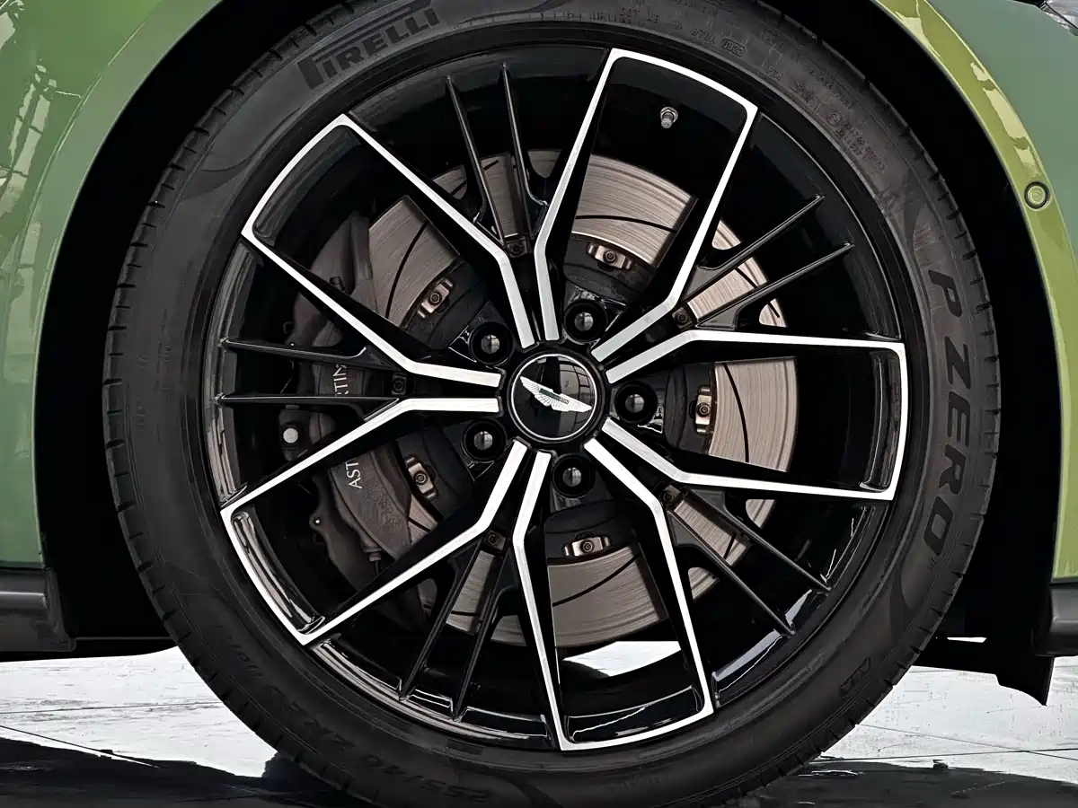 ASTON MARTIN V8 VANTAGE