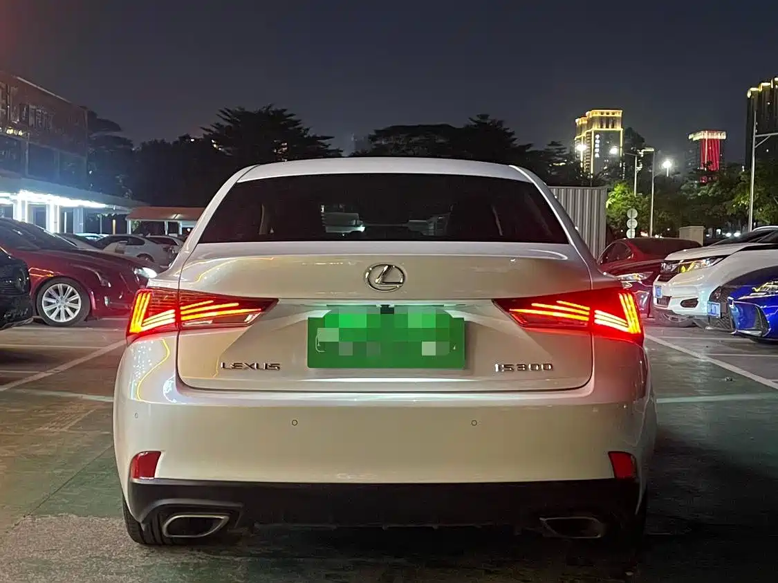 Photo 4 - Lexus IS