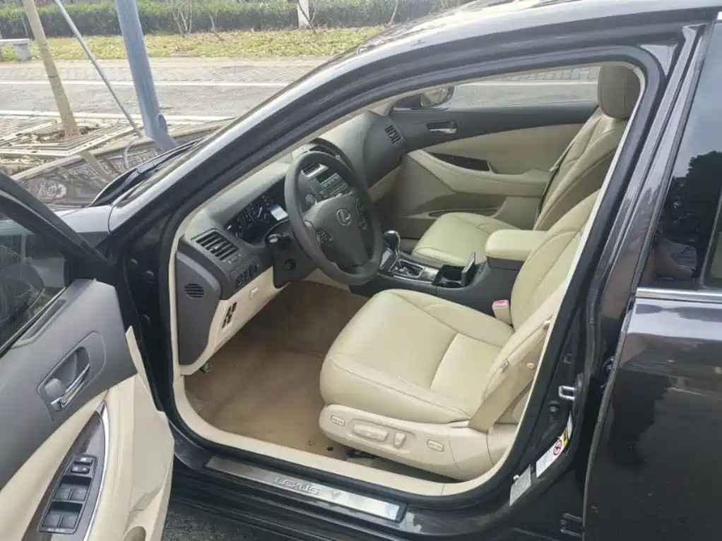 Фото 8 - Lexus ES