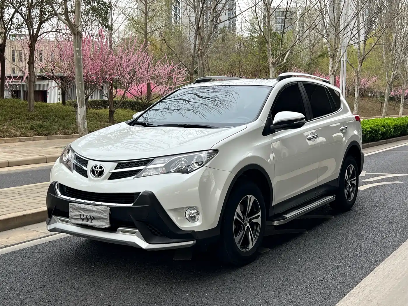 Toyota RAV4 Rongfang 2015 2.0L CVT 4WD Pioneer Edition фото 3