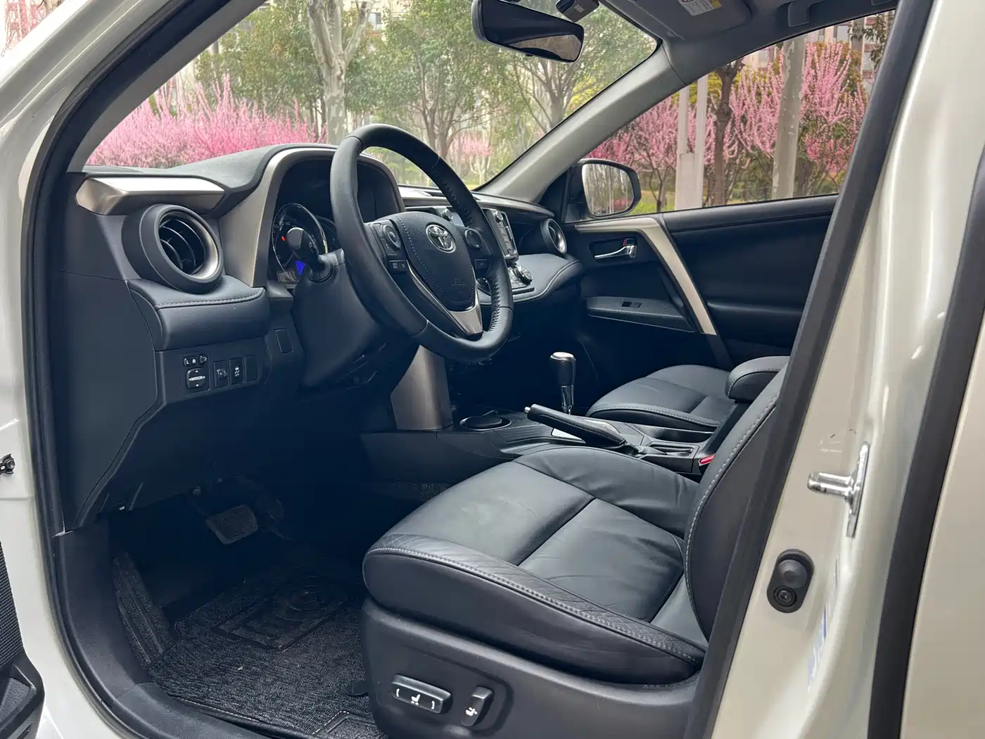 Toyota RAV4 Rongfang 2015 2.0L CVT 4WD Pioneer Edition фото 7
