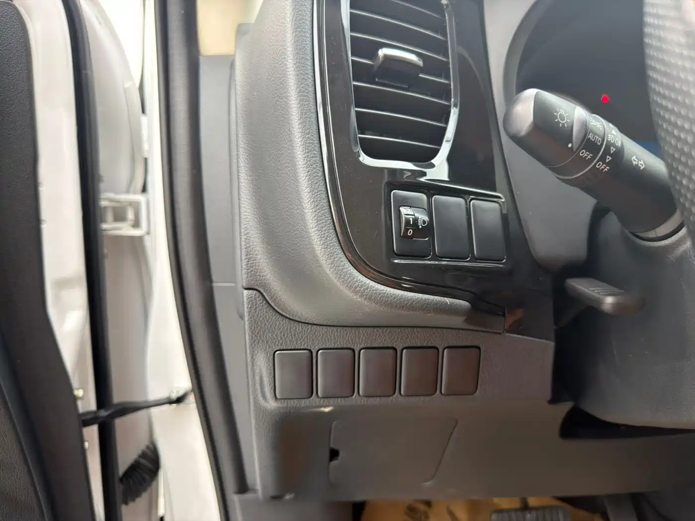 Mitsubishi Outlander 2023 2021 2.0L 2WD Smooth Ride Version 5-Seater