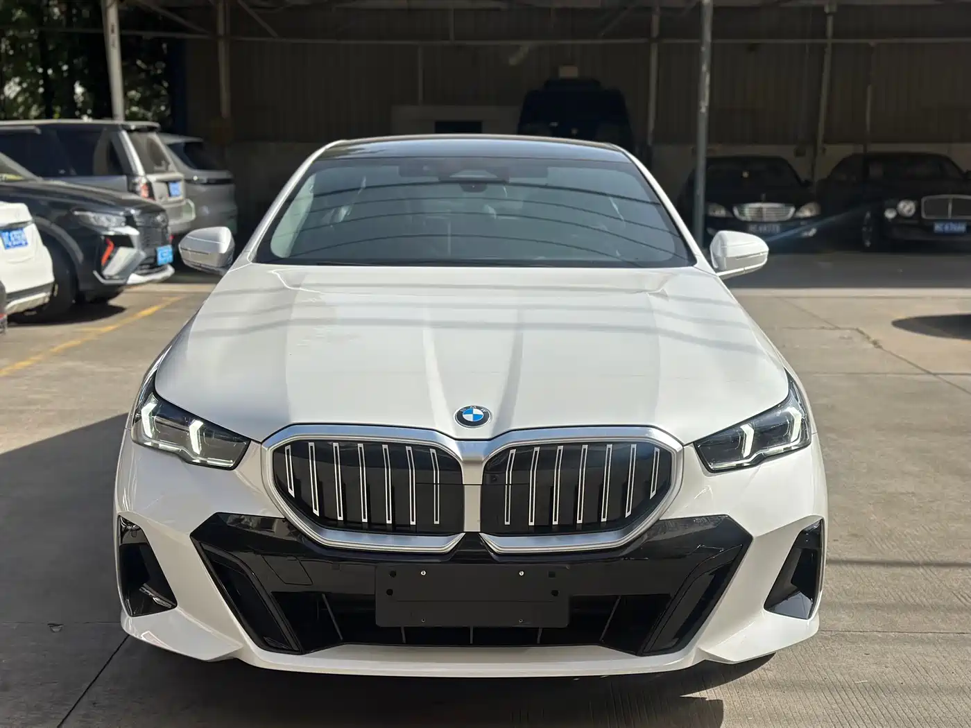 BMW 5 Series 2025 530Li Leading M Sport Package фото 2