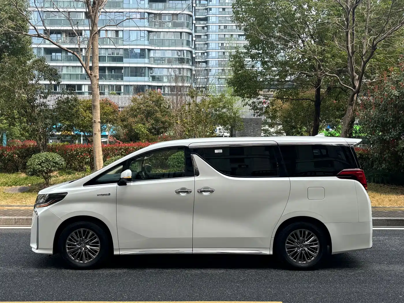 Toyota Alphard 2021 Hybrid 2.5L Ultimate фото 9