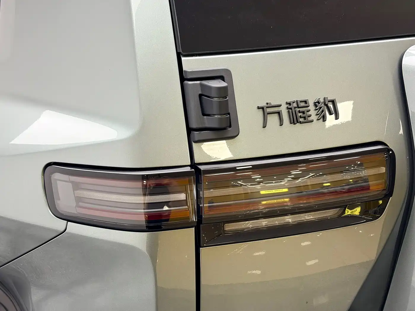Fang Cheng Bao Titanium 3 2026 2026 Model 620KM Rear-Wheel Drive Flash Charging Version